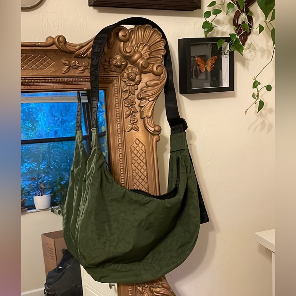 Baggu Medium Crescent Bag in Bay Laurel